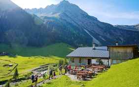 Wanderpause mit Bergpanorama